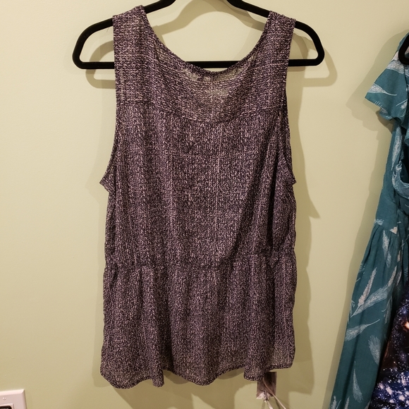 Sleeveless Blouse - Picture 2 of 3